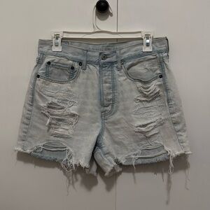 American Eagle 90s Boyfriend Short in a Distressed Light Wash, Size 6